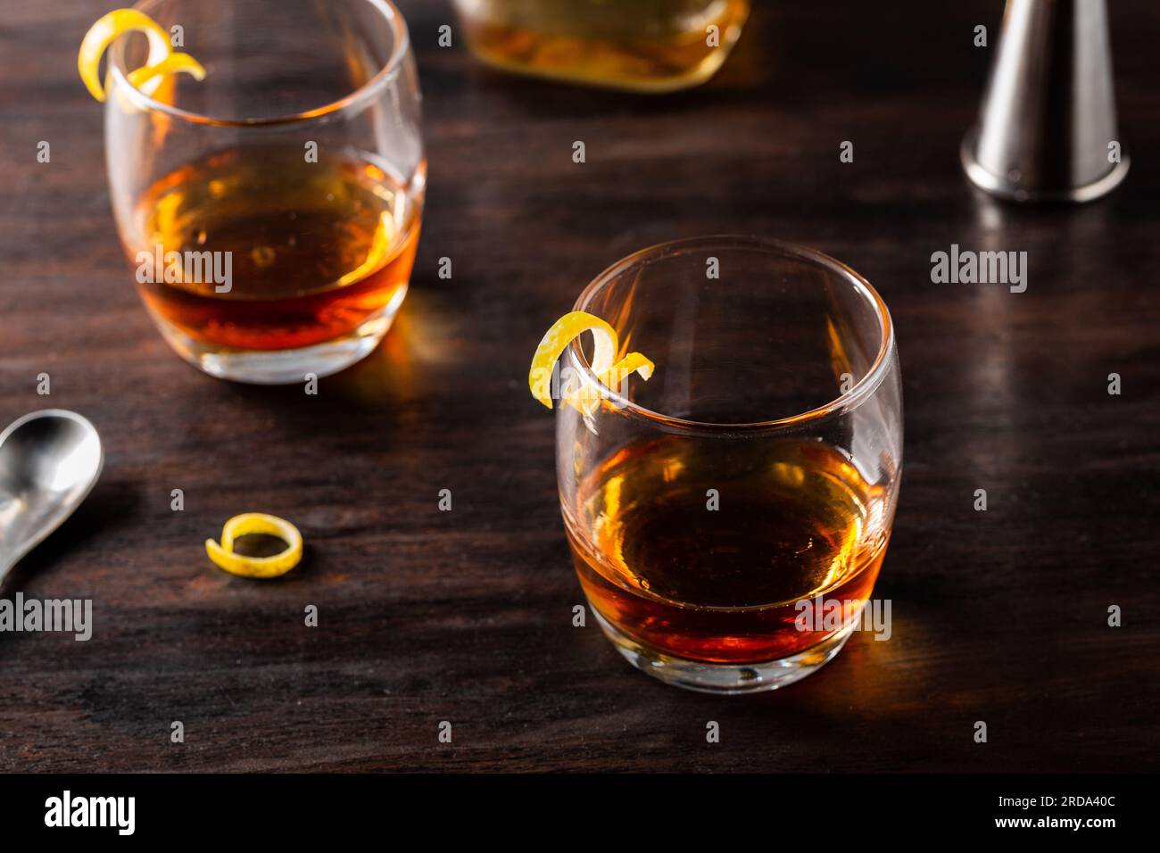 Cocktail alcoolisé Sazerac whisky bourbon, absinthe, sucre et amers de Peychaud Banque D'Images