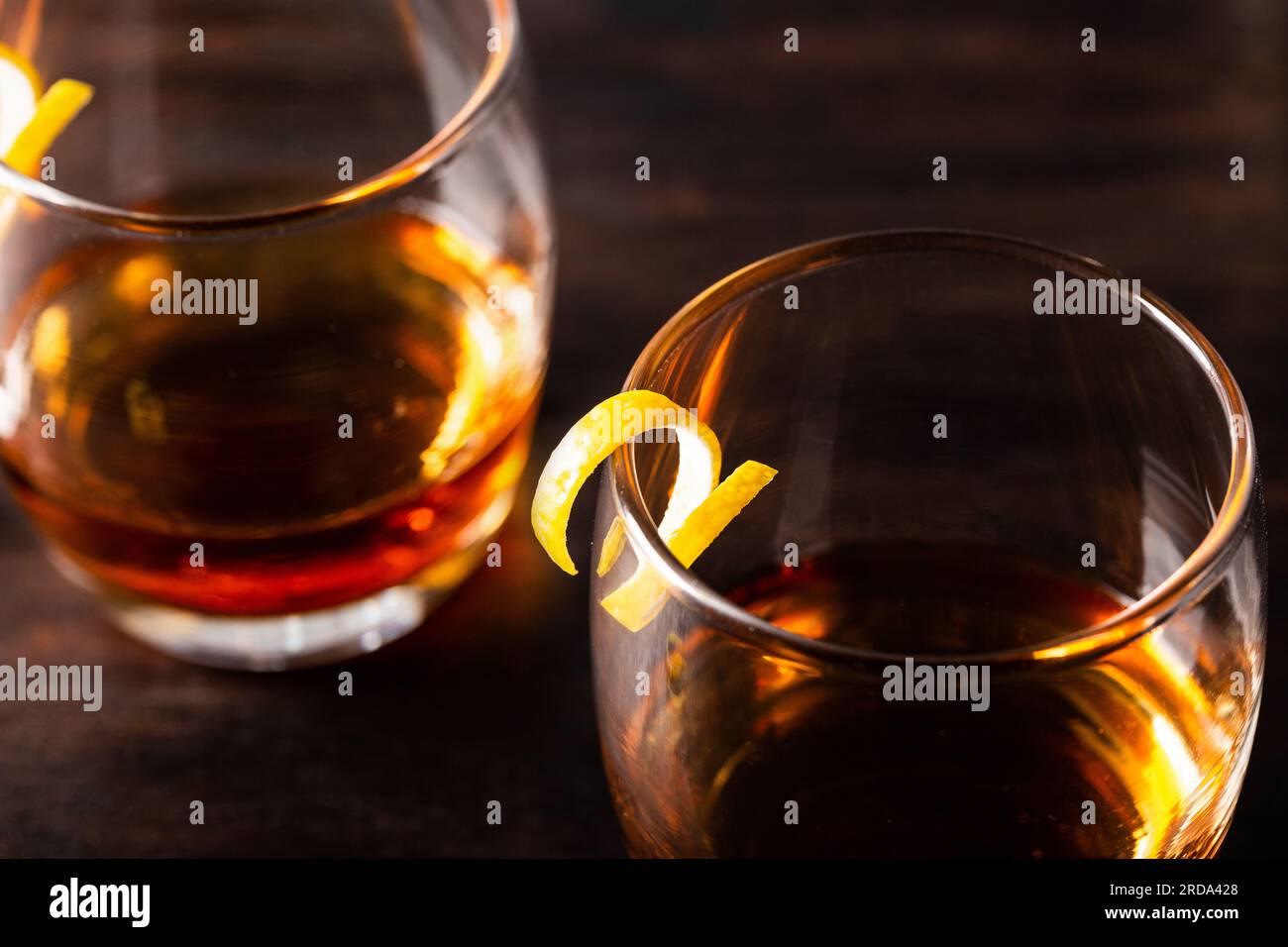 Cocktail alcoolisé Sazerac whisky bourbon, absinthe, sucre et amers de Peychaud Banque D'Images