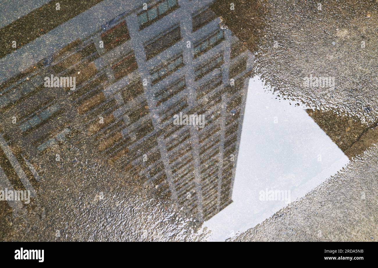 Gros plan des hauts bâtiments qui se reflètent sur la flaque d'eau Banque D'Images
