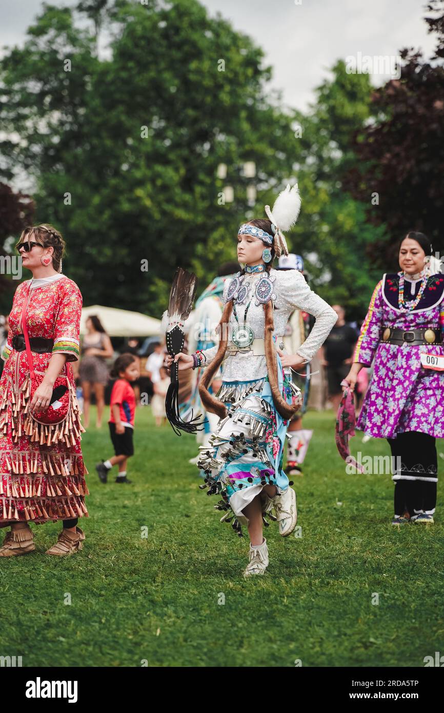 Femme amérindienne habillée en tenue traditionnelle de danse de robe de jingle à l'événement pow wow pour célébrer la culture indigène Banque D'Images