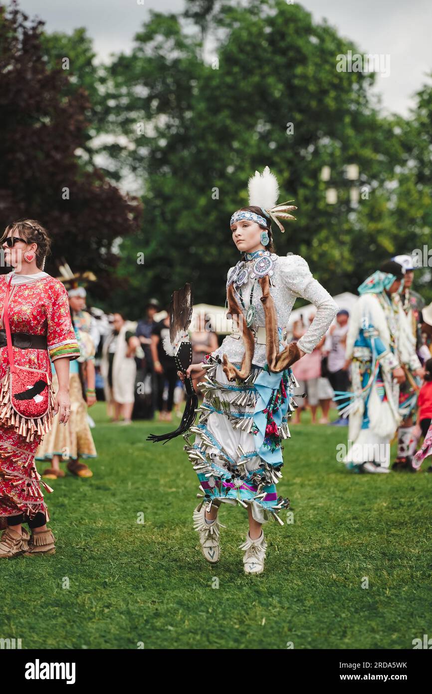 Femme amérindienne habillée en tenue traditionnelle de danse de robe de jingle à l'événement pow wow pour célébrer la culture indigène Banque D'Images