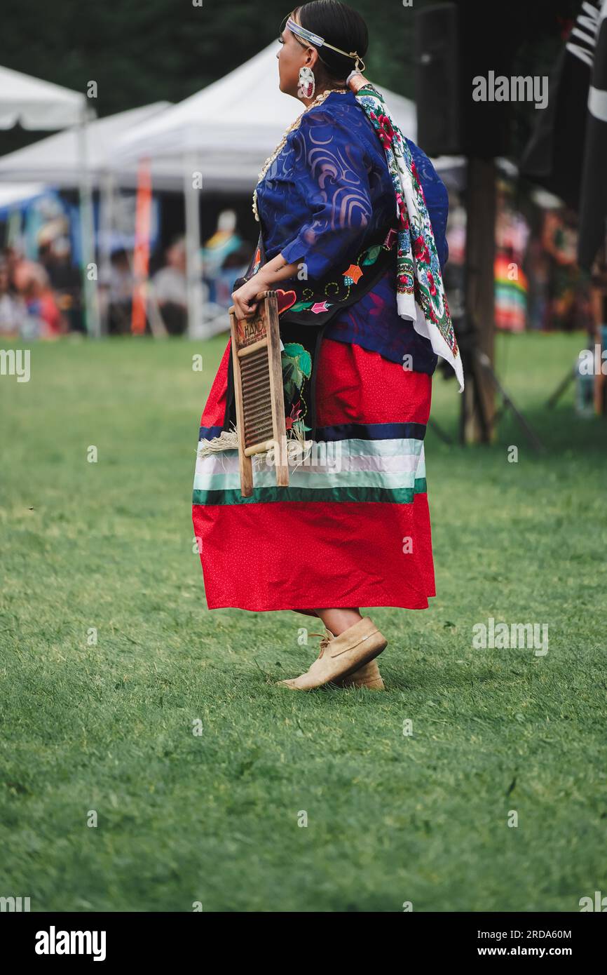Femme amérindienne en tenue traditionnelle à l'événement pow wow pour célébrer la culture indigène Banque D'Images