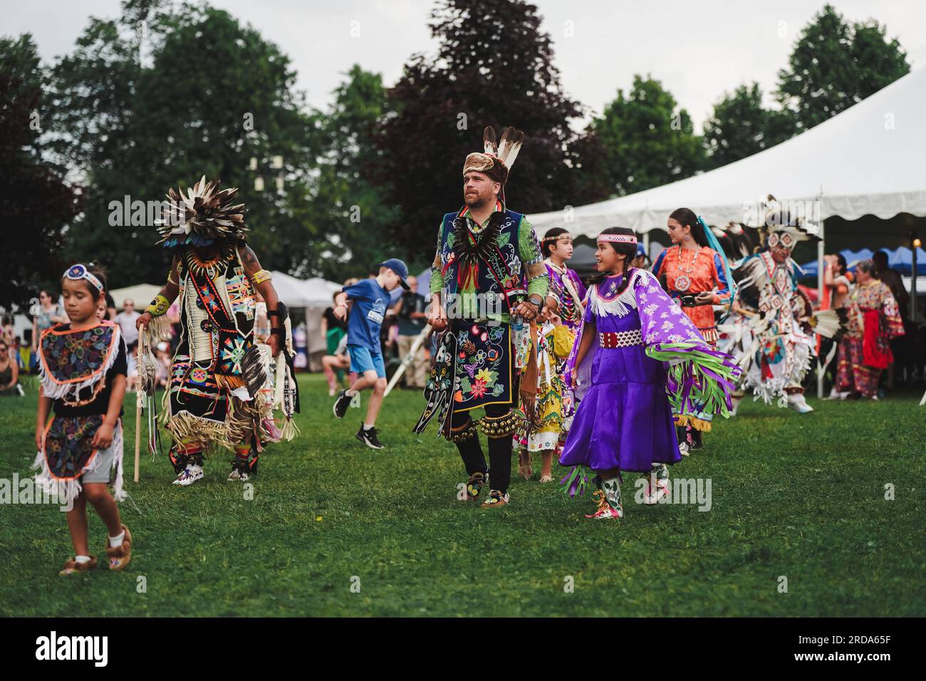 Une famille de danseurs amérindiens dans le cercle du festival pow wow Banque D'Images