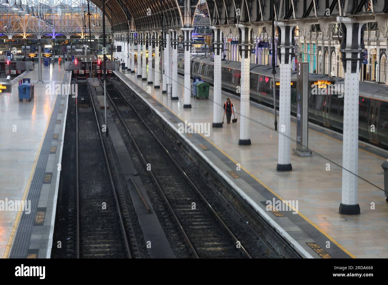 Londres, Royaume-Uni. 20 juillet 2023. La gare Victoria est fermée au public le matin de la grève sur le réseau ferroviaire. 20 000 membres RMT de 14 opérateurs ferroviaires feront grève pendant 24 heures aujourd'hui, marquant le début de 10 jours de perturbation des transports autour du week-end des vacances d'été. Crédit photo : Ben Cawthra/Sipa USA crédit : SIPA USA/Alamy Live News Banque D'Images