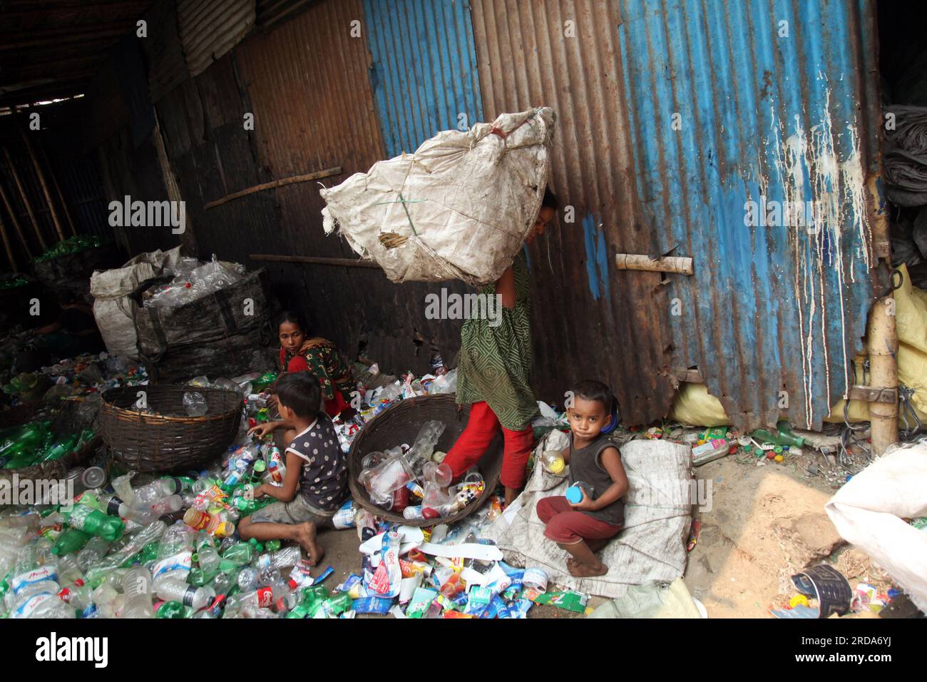 Dhaka, Dhaka, Bangladesh. 18 mars 2023. travailleur mineur ou le travail des enfants travaillent encore dans de nombreuses bouteilles en plastique recyclage factorie.photo a été prise kmar Banque D'Images