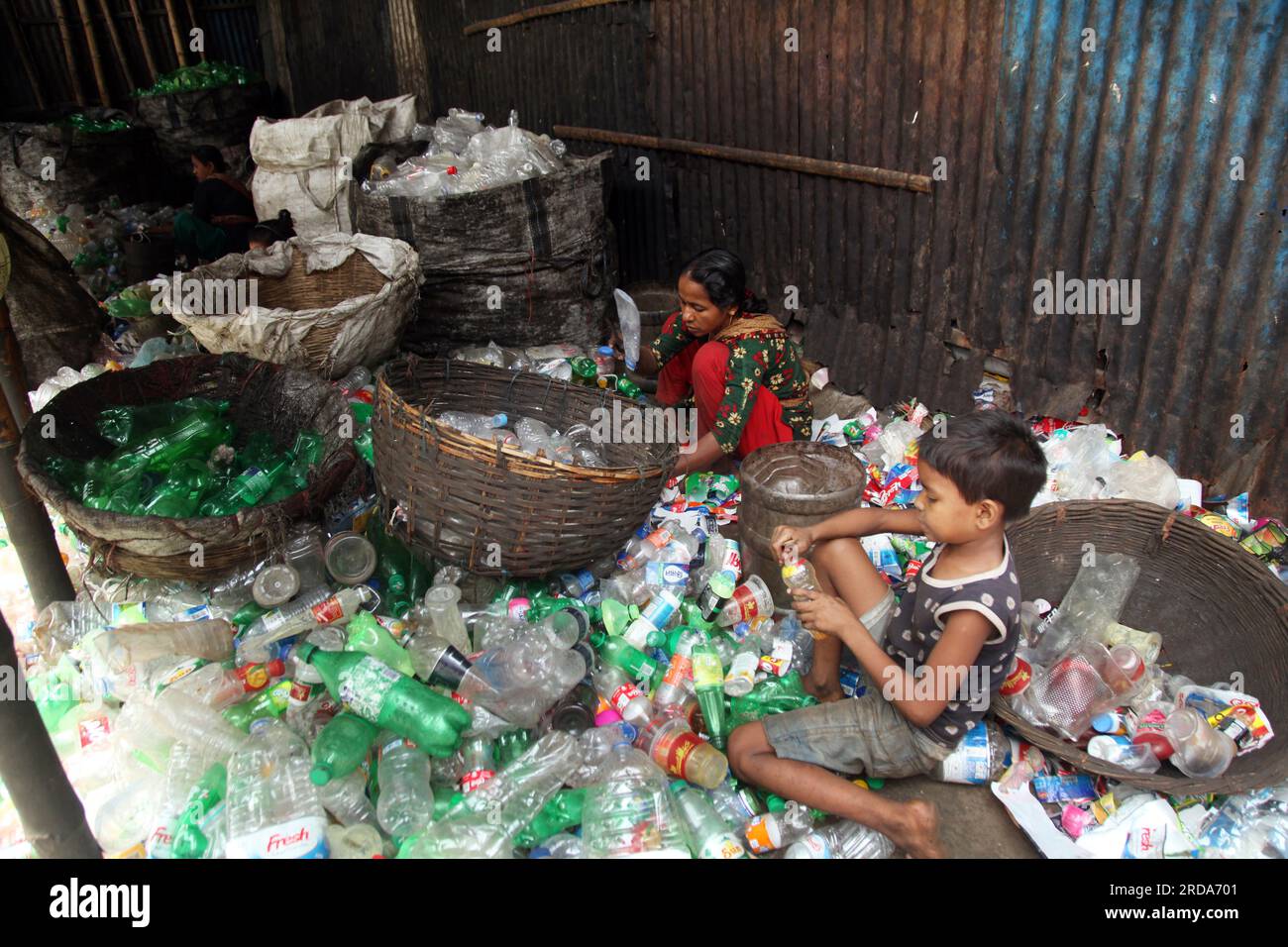 Dhaka, Dhaka, Bangladesh. 18 mars 2023. travailleur mineur ou le travail des enfants travaillent encore dans de nombreuses bouteilles en plastique recyclage factorie.photo a été prise kmar Banque D'Images
