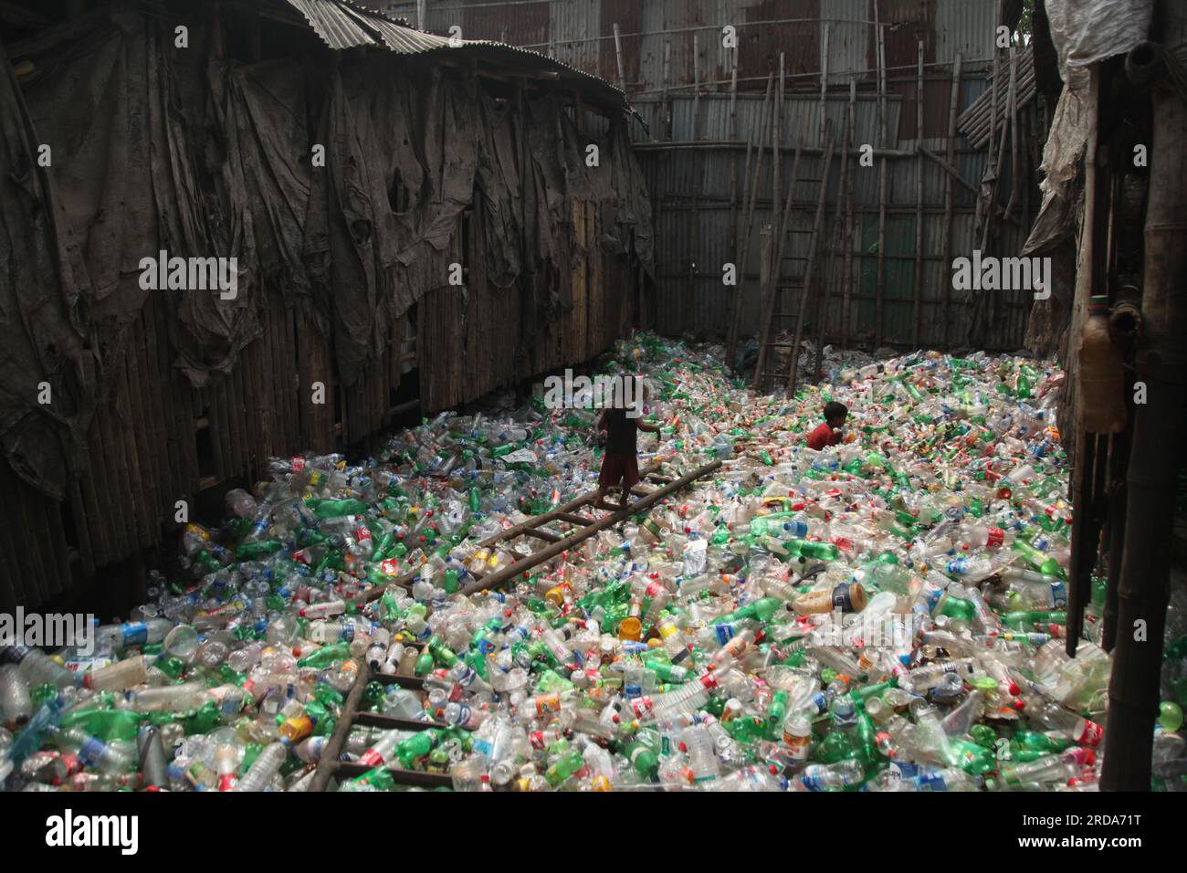 Dhaka, Dhaka, Bangladesh. 18 mars 2023. travailleur mineur ou le travail des enfants travaillent encore dans de nombreuses bouteilles en plastique recyclage factorie.photo a été prise kmar Banque D'Images