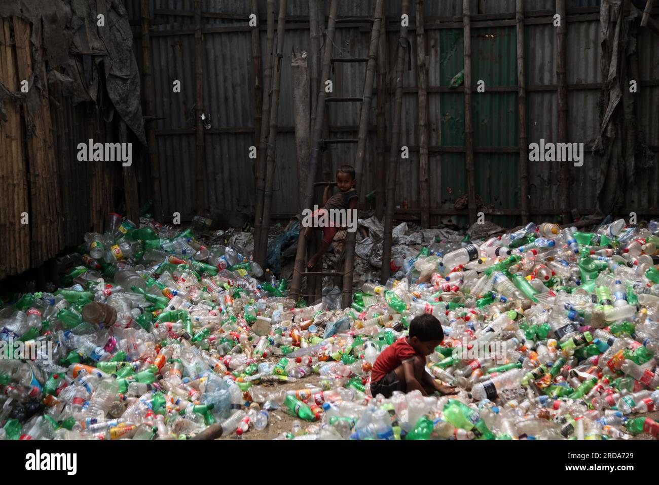 Dhaka, Dhaka, Bangladesh. 18 mars 2023. travailleur mineur ou le travail des enfants travaillent encore dans de nombreuses bouteilles en plastique recyclage factorie.photo a été prise kmar Banque D'Images