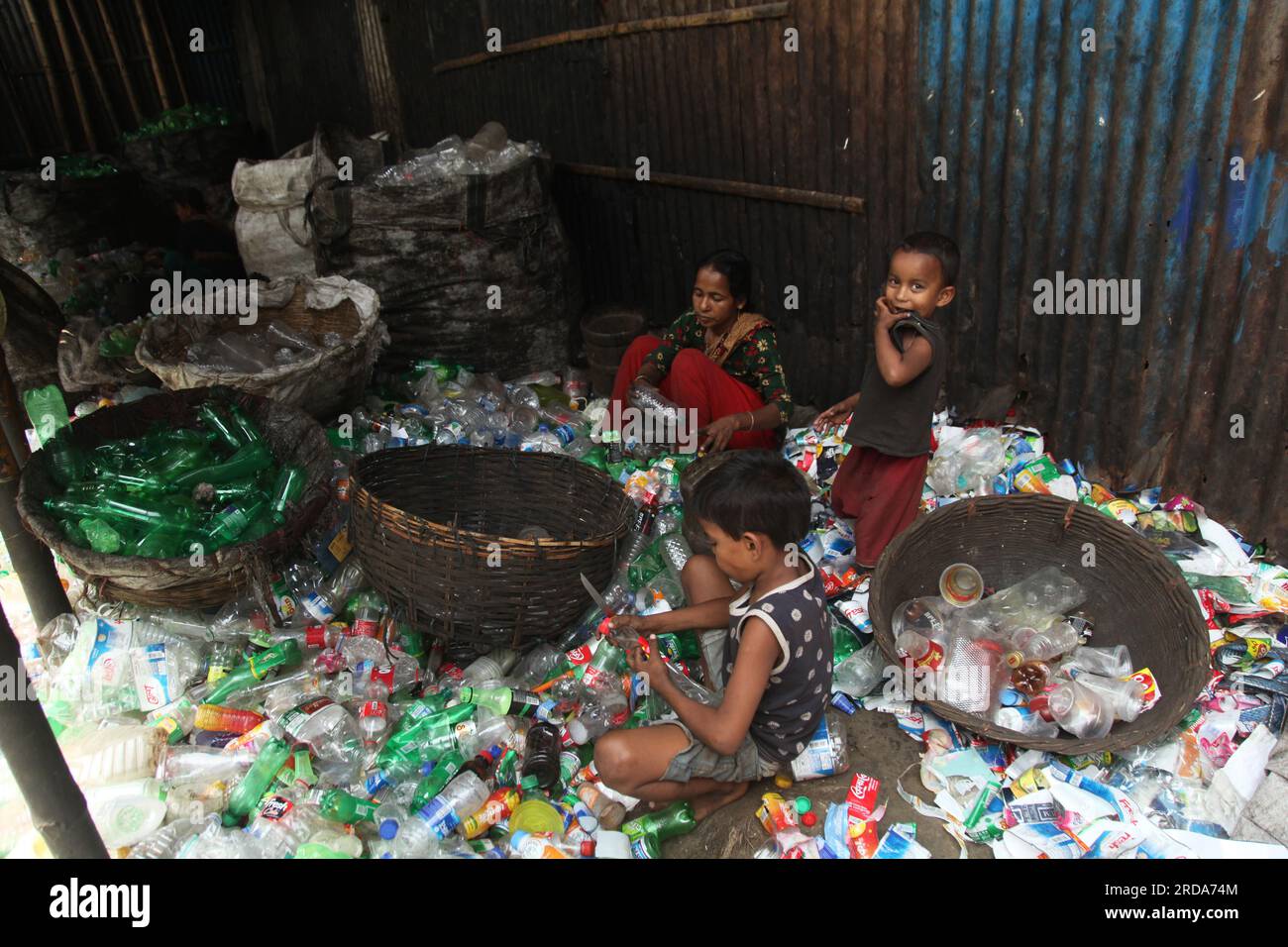 Dhaka, Dhaka, Bangladesh. 18 mars 2023. travailleur mineur ou le travail des enfants travaillent encore dans de nombreuses bouteilles en plastique recyclage factorie.photo a été prise kmar Banque D'Images