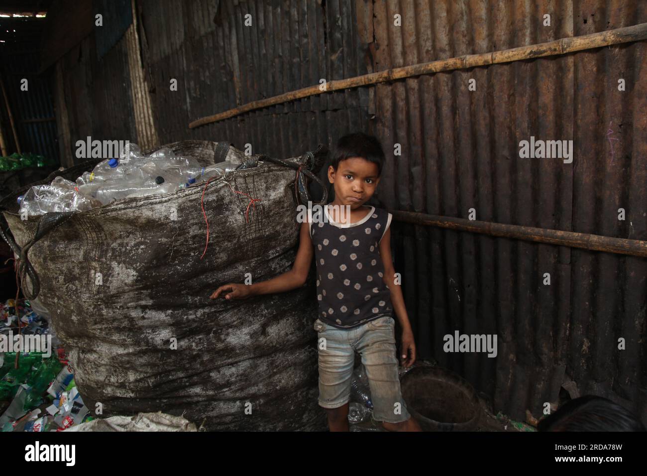 Dhaka, Dhaka, Bangladesh. 18 mars 2023. travailleur mineur ou le travail des enfants travaillent encore dans de nombreuses bouteilles en plastique recyclage factorie.photo a été prise kmar Banque D'Images