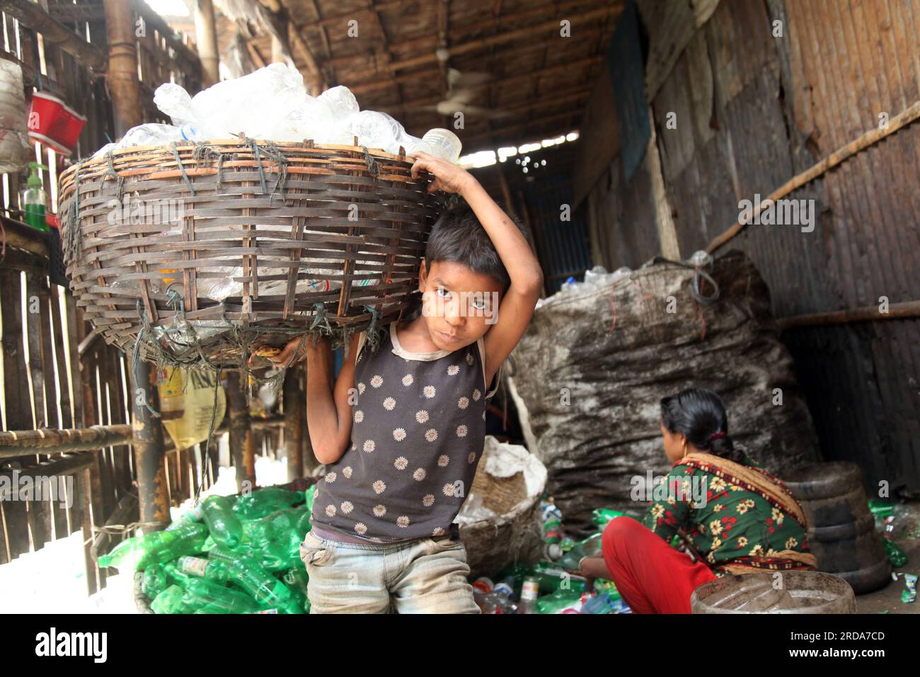 Dhaka, Dhaka, Bangladesh. 18 mars 2023. travailleur mineur ou le travail des enfants travaillent encore dans de nombreuses bouteilles en plastique recyclage factorie.photo a été prise kmar Banque D'Images