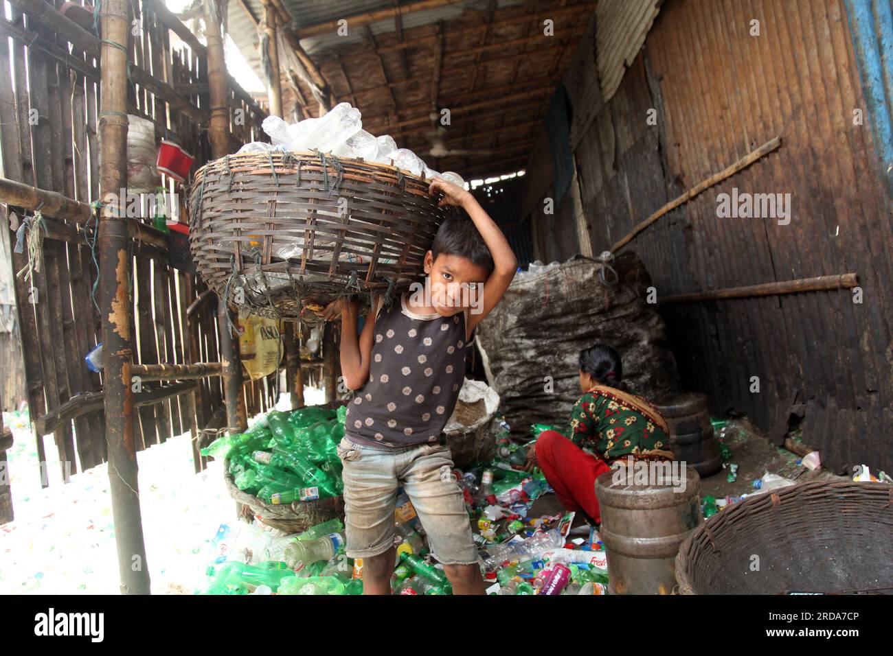 Dhaka, Dhaka, Bangladesh. 18 mars 2023. travailleur mineur ou le travail des enfants travaillent encore dans de nombreuses bouteilles en plastique recyclage factorie.photo a été prise kmar Banque D'Images