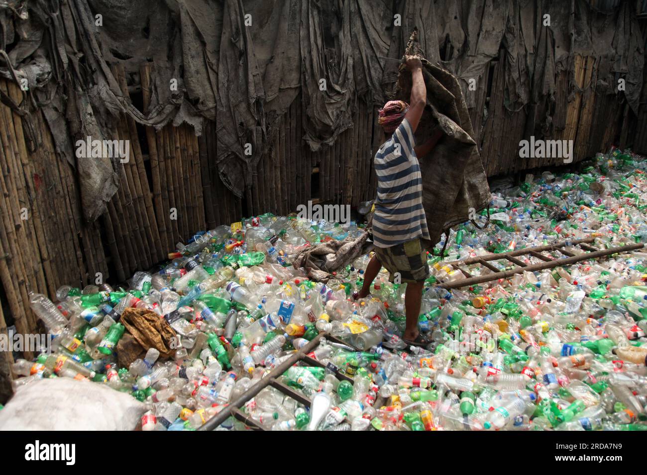 Dhaka, Dhaka, Bangladesh. 18 mars 2023. Un homme travaille dans une usine de recyclage de bouteilles en plastique. la photo a été prise kmarangichar beribadgh. Nazmul l'est Banque D'Images
