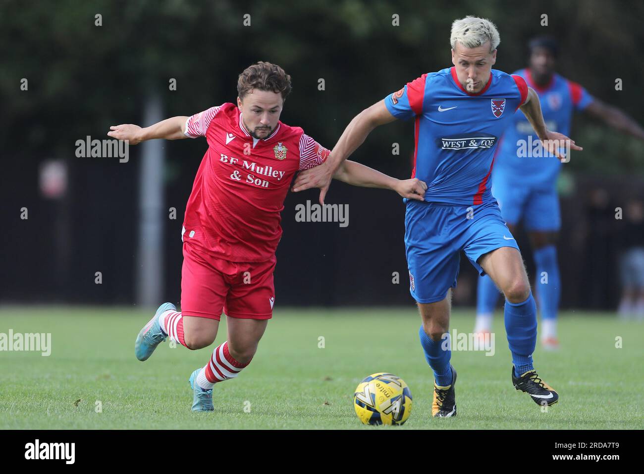 Jack Munns de Hornchurch et Frank Vincent de Dagenham pendant Hornchurch vs Dagenham & Redbridge, match amical de football au Hornchurch Stadium sur 15T. Banque D'Images