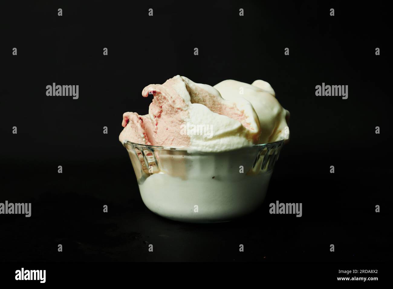 crème glacée dans un bol sur fond noir. gros plan Banque D'Images