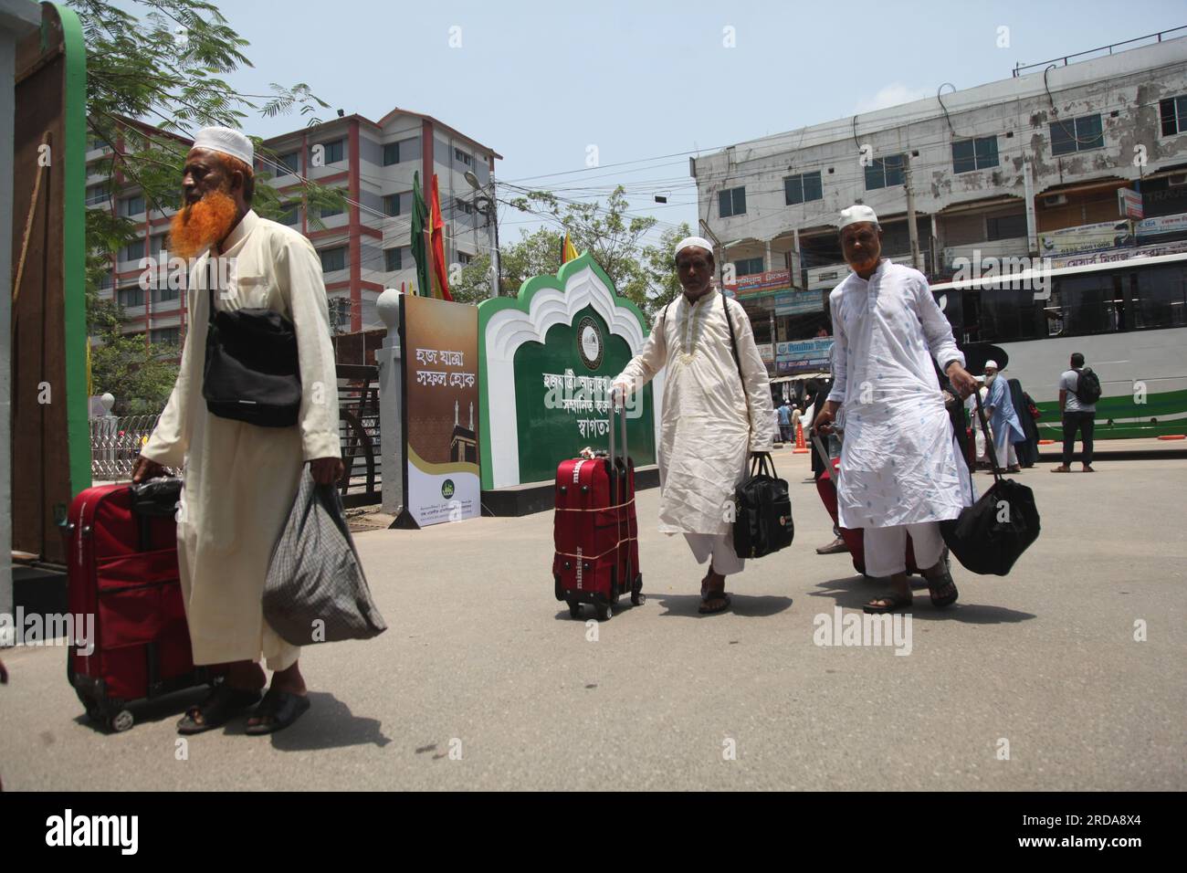 Des pèlerins ont commencé à arriver au camp Ashkona Hajj à Dhaka en provenance de différentes régions du Bangladesh le samedi 20 mai 2023, un jour après le Premier ministre Banque D'Images