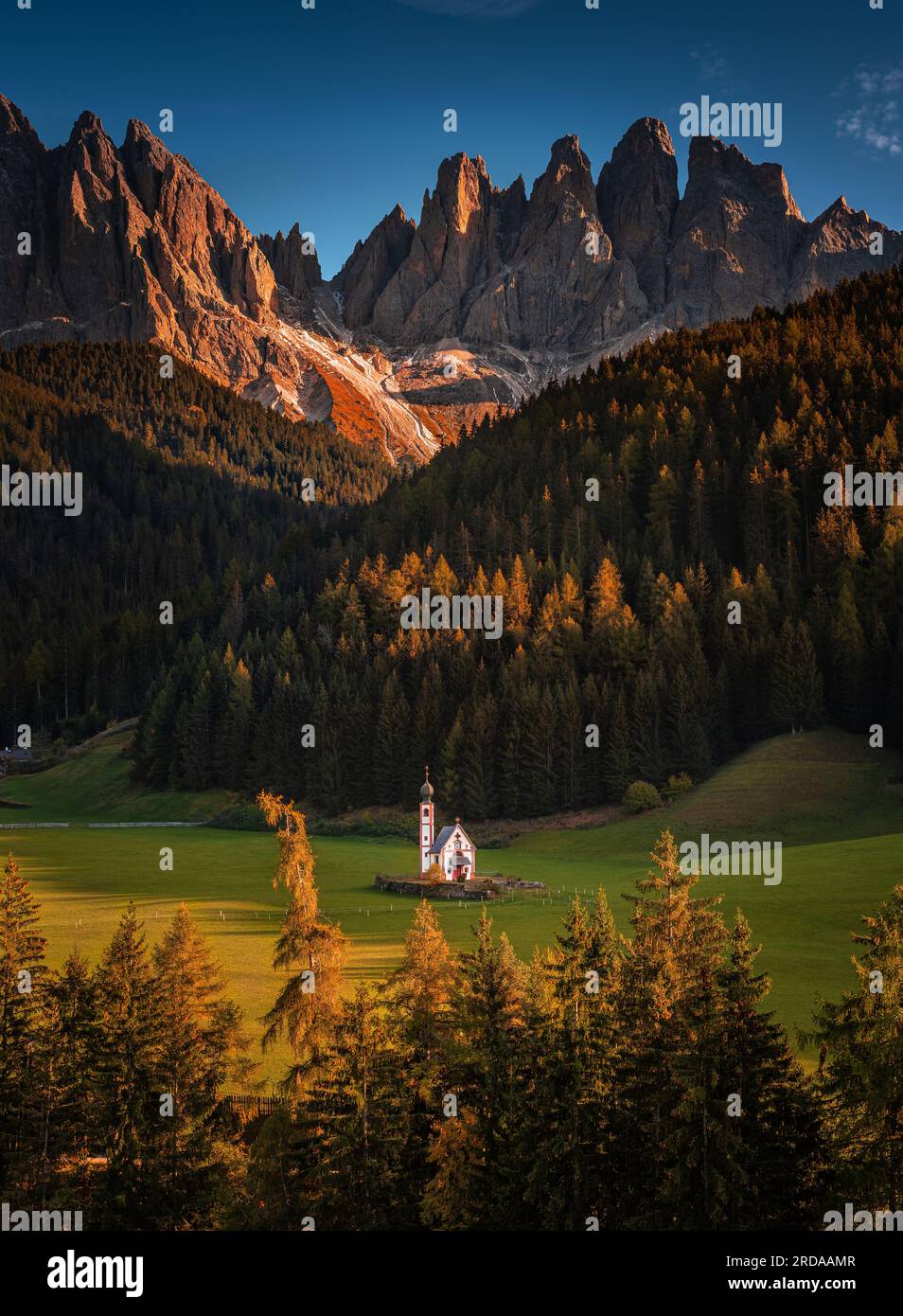 Val Di Funes, Dolomites, Italie - la belle St. Johann in Ranui Church au Tyrol du Sud avec les Dolomites italiennes et le ciel bleu en arrière-plan avec wa Banque D'Images