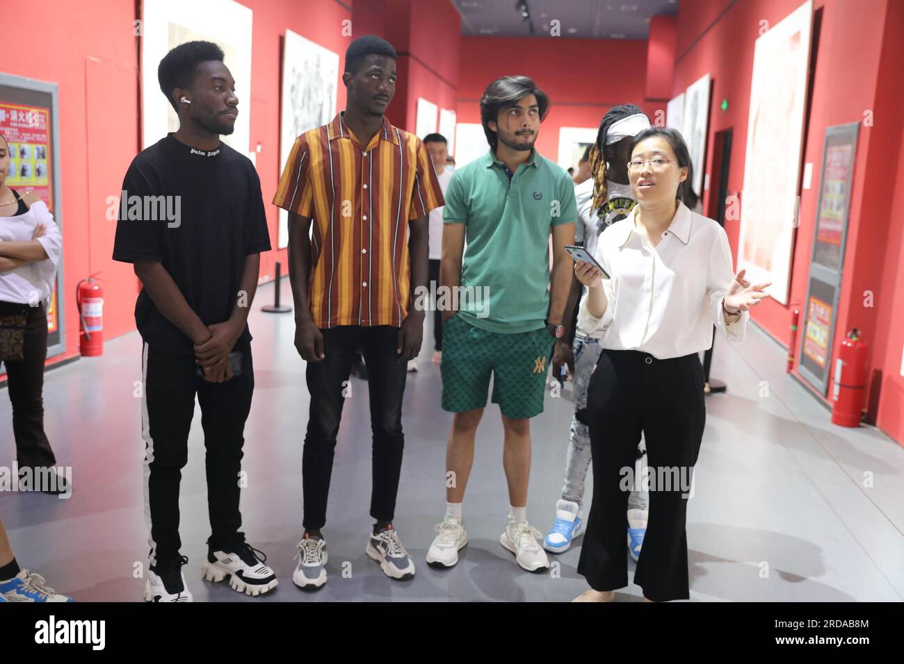 Les étudiants étrangers apprennent la calligraphie chinoise dans la ville de Linyi, dans la province du Shandong de l'est de la Chine, 18 juillet 2023. Banque D'Images