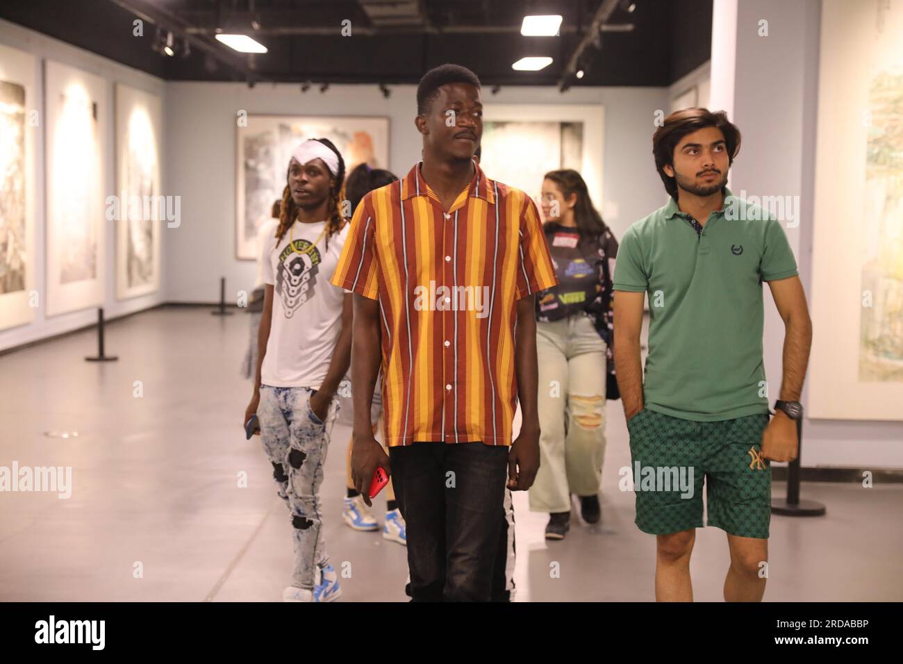Les étudiants étrangers apprennent la calligraphie chinoise dans la ville de Linyi, dans la province du Shandong de l'est de la Chine, 18 juillet 2023. Banque D'Images