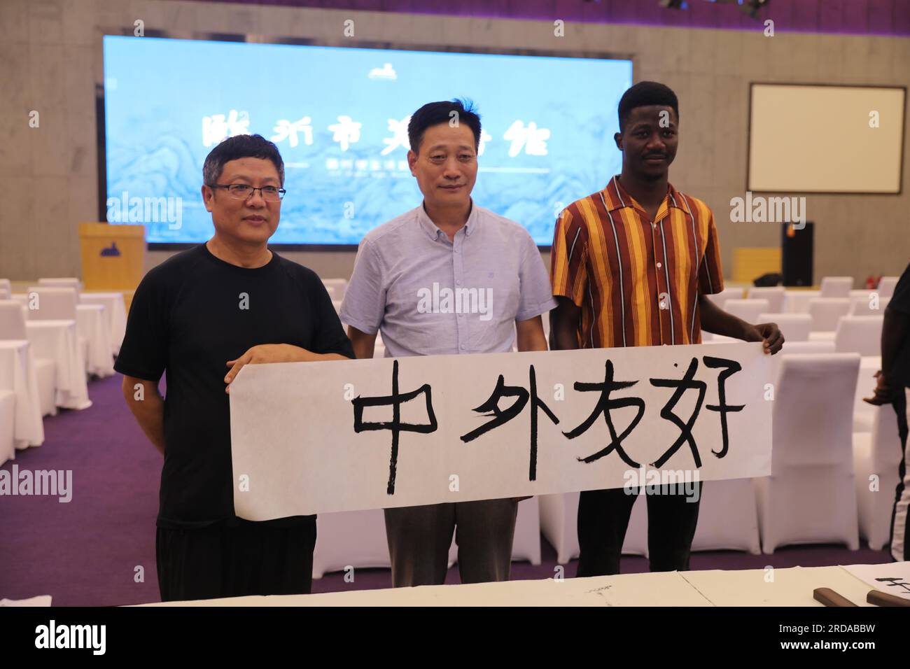 Les étudiants étrangers apprennent la calligraphie chinoise dans la ville de Linyi, dans la province du Shandong de l'est de la Chine, 18 juillet 2023. Banque D'Images