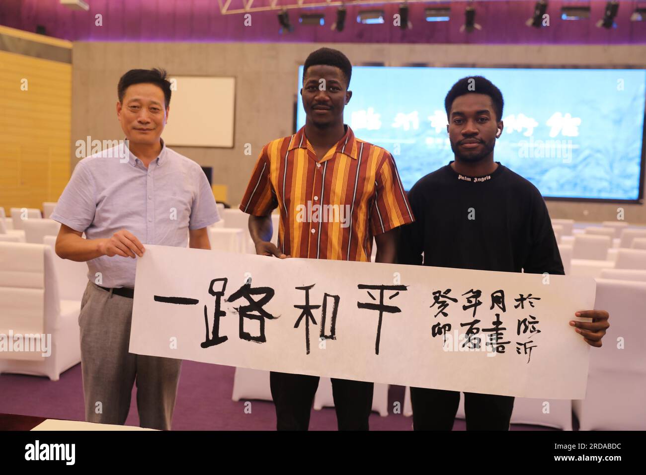 Les étudiants étrangers apprennent la calligraphie chinoise dans la ville de Linyi, dans la province du Shandong de l'est de la Chine, 18 juillet 2023. Banque D'Images