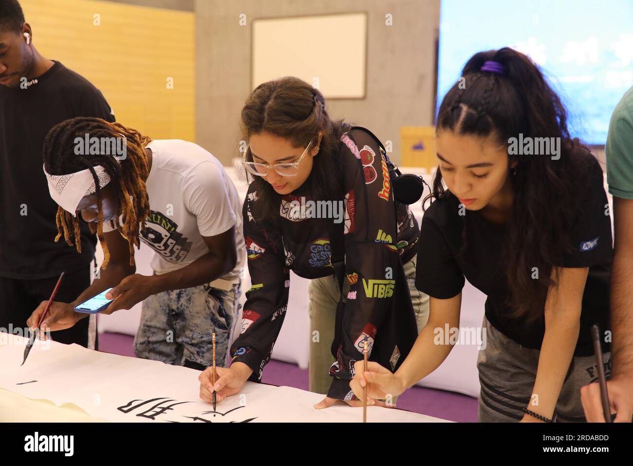 Les étudiants étrangers apprennent la calligraphie chinoise dans la ville de Linyi, dans la province du Shandong de l'est de la Chine, 18 juillet 2023. Banque D'Images