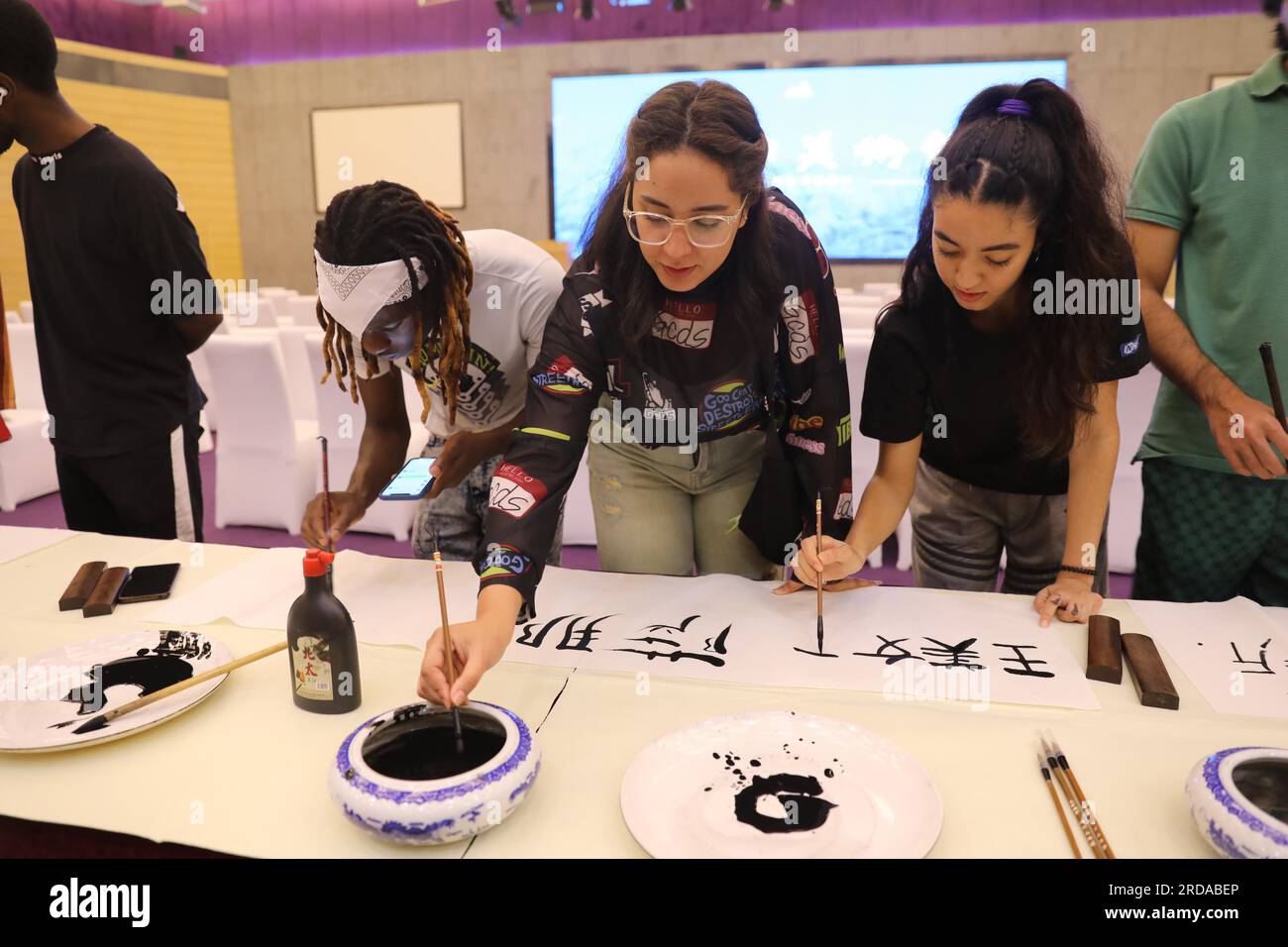 Les étudiants étrangers apprennent la calligraphie chinoise dans la ville de Linyi, dans la province du Shandong de l'est de la Chine, 18 juillet 2023. Banque D'Images