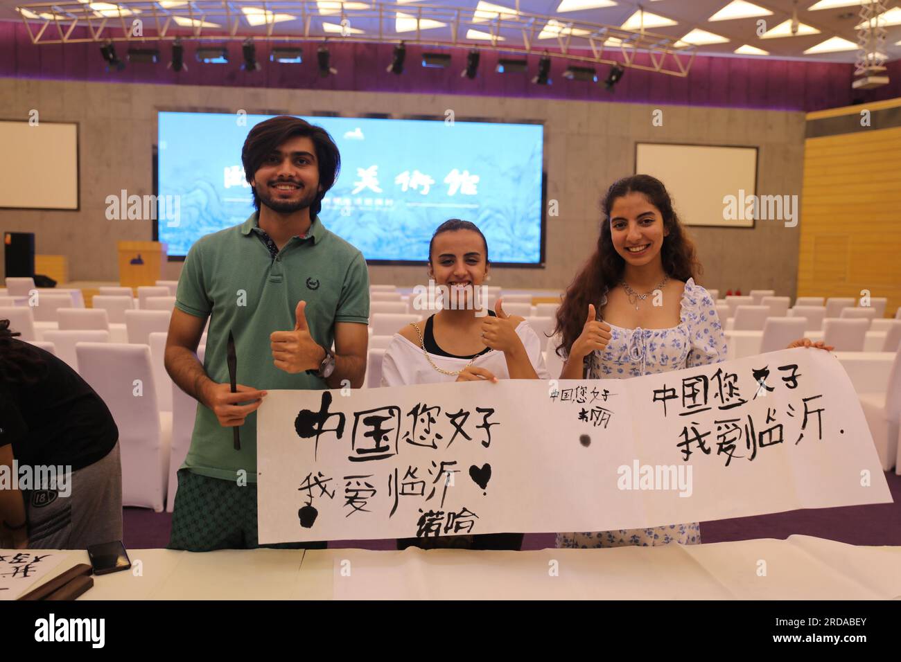 Les étudiants étrangers apprennent la calligraphie chinoise dans la ville de Linyi, dans la province du Shandong de l'est de la Chine, 18 juillet 2023. Banque D'Images