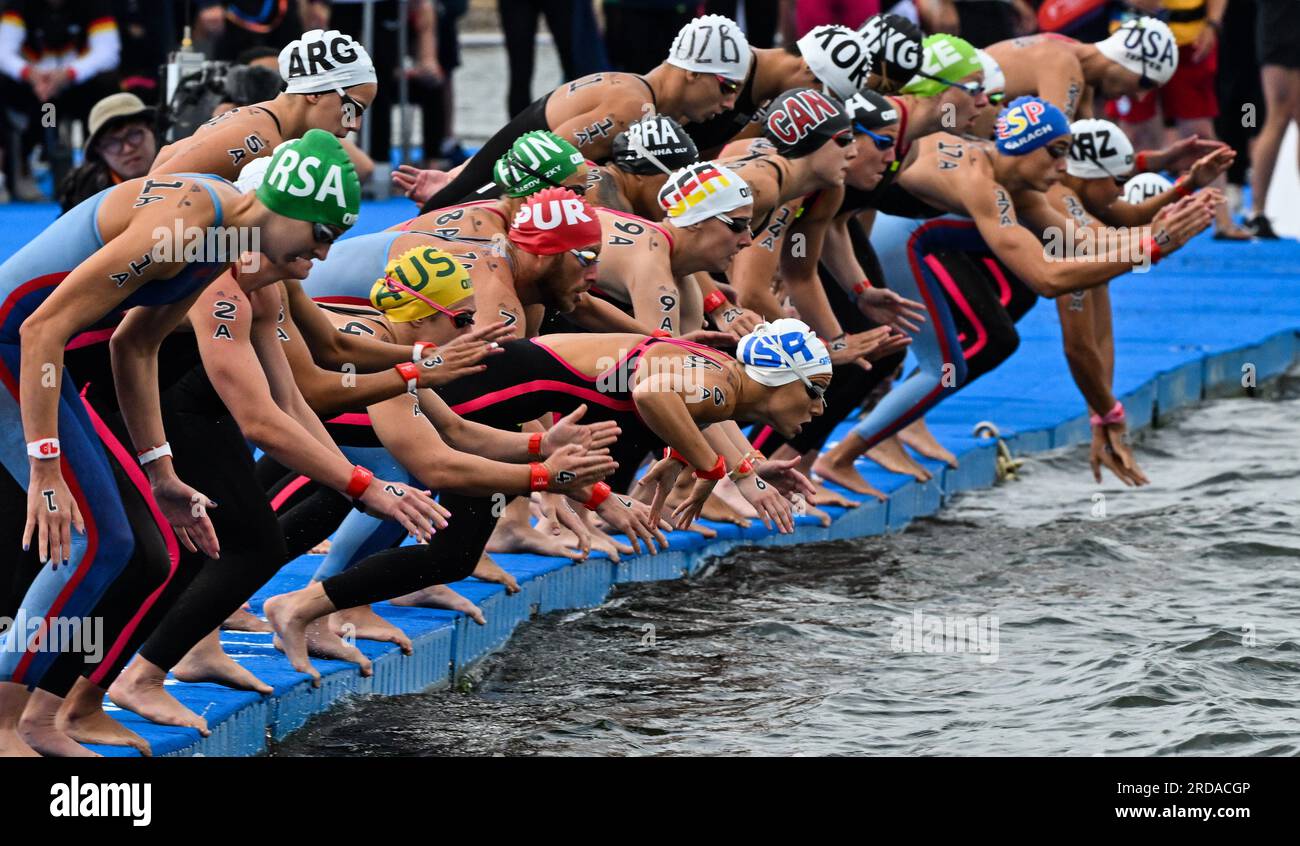 Fukuoka, Japon. 20 juillet 2023. Les nageurs débutent lors des 4x1500m en eau libre des Championnats du monde aquatiques 2023 qui se sont déroulés à Fukuoka, au Japon, le 20 juillet 2023. Crédit : Zhang Xiaoyu/Xinhua/Alamy Live News Banque D'Images