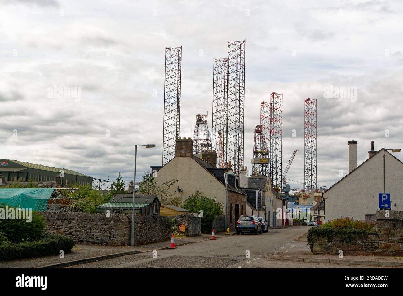 Village d'Invergordon avec des montants Jack-Up d'engin pétrolier visibles dans le fond de la construction. Banque D'Images