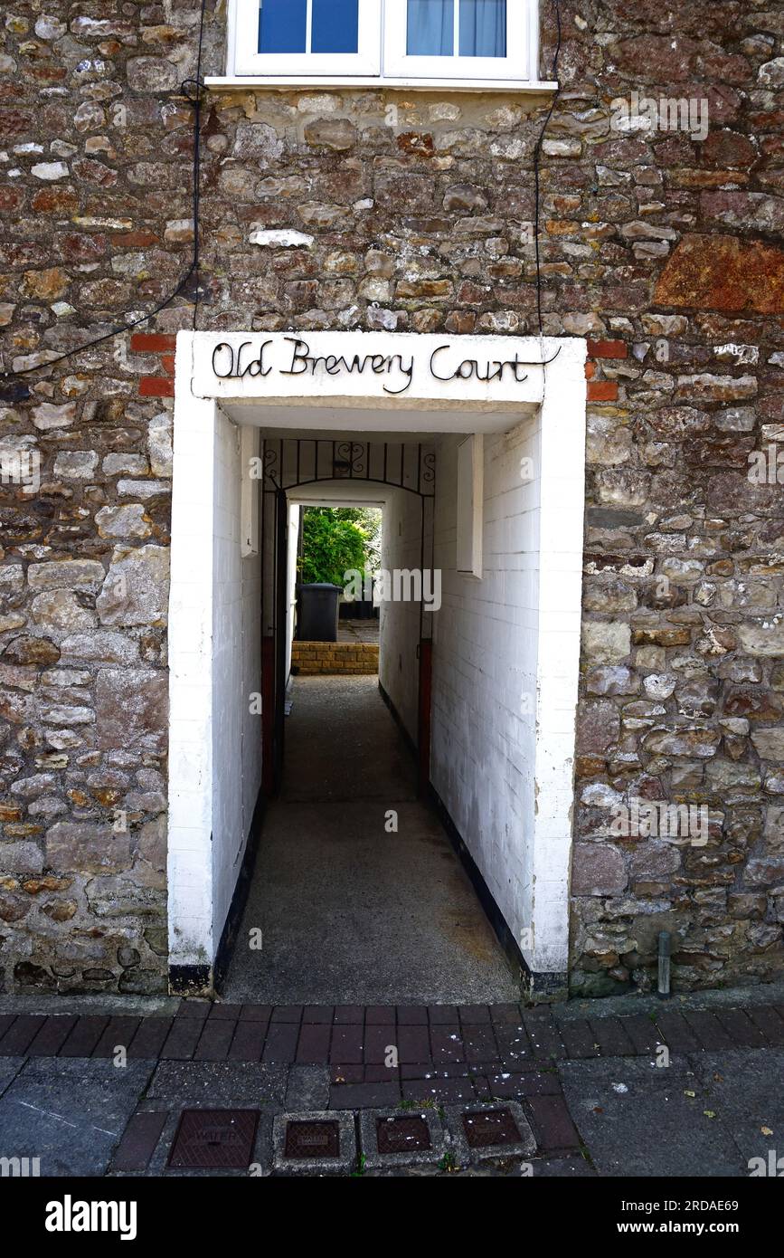 Arche d'entrée de la Old Brewery court le long de la High Street, Chard, Somerset, Royaume-Uni, Europe. Banque D'Images