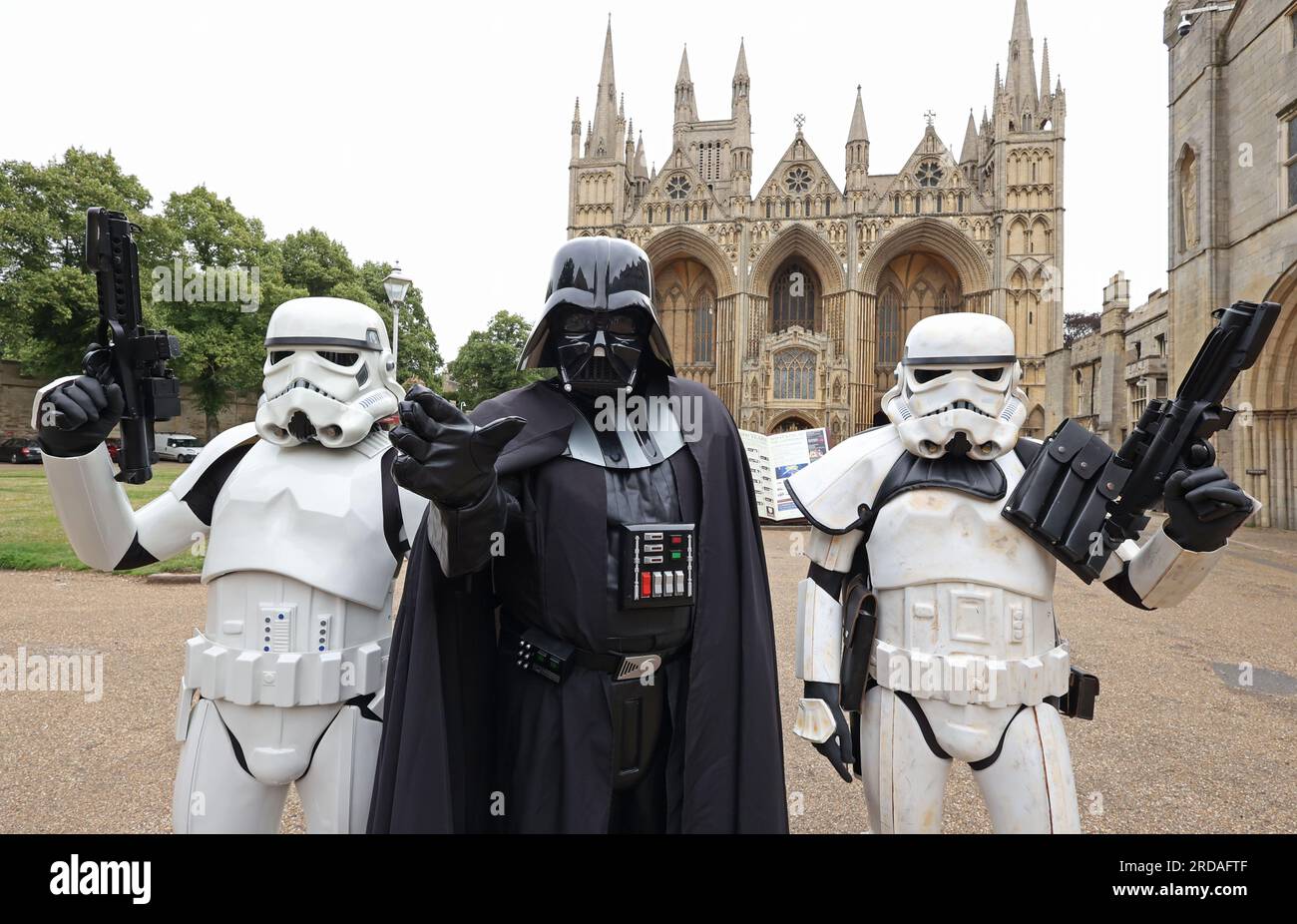 Peterborough, Royaume-Uni. 18 juillet 2023. Darth Vadar et Stormtroopers posent devant la cathédrale de Peterborough avant que l'une des plus grandes collections de fans privées Star Wars au monde puisse être vue dans la magnifique cathédrale de Peterborough à partir du 19 juillet. L'exposition, Unofficial galaxies, à la cathédrale de Peterborough, comprend plus de 120 expositions, avec un Land Speeder grandeur nature parmi l'exposition aux côtés de jouets et objets rares de Star Wars. Peterborough, Cambridgeshire, Royaume-Uni. Crédit : Paul Marriott/Alamy Live News Banque D'Images