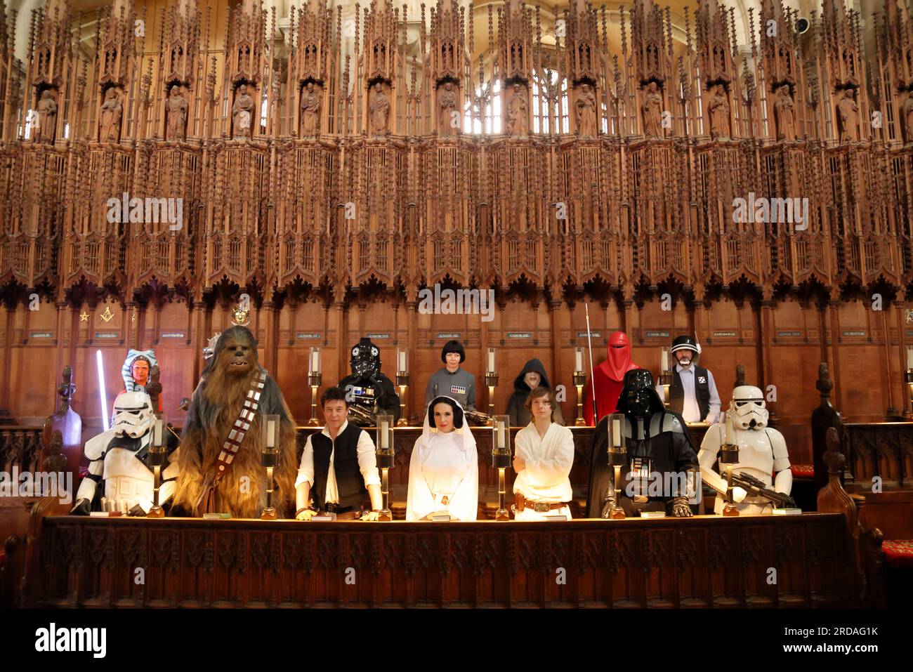 Peterborough, Royaume-Uni. 18 juillet 2023. Des personnages tels que Dark Vader, Stormtroopers, Luke Skywalker, Princesse Leia, Chewbacca Han Solo à l'intérieur de la cathédrale de Peterborough avant que l'une des plus grandes collections de fans privées Star Wars au monde puisse être vue dans la magnifique cathédrale de Peterborough à partir du 19 juillet. L'exposition, Unofficial galaxies, à la cathédrale de Peterborough, comprend plus de 120 expositions, avec un Land Speeder grandeur nature parmi l'exposition aux côtés de jouets et objets rares de Star Wars. Peterborough, Cambridgeshire, Royaume-Uni. Crédit : Paul Marriott/Alamy Live News Banque D'Images