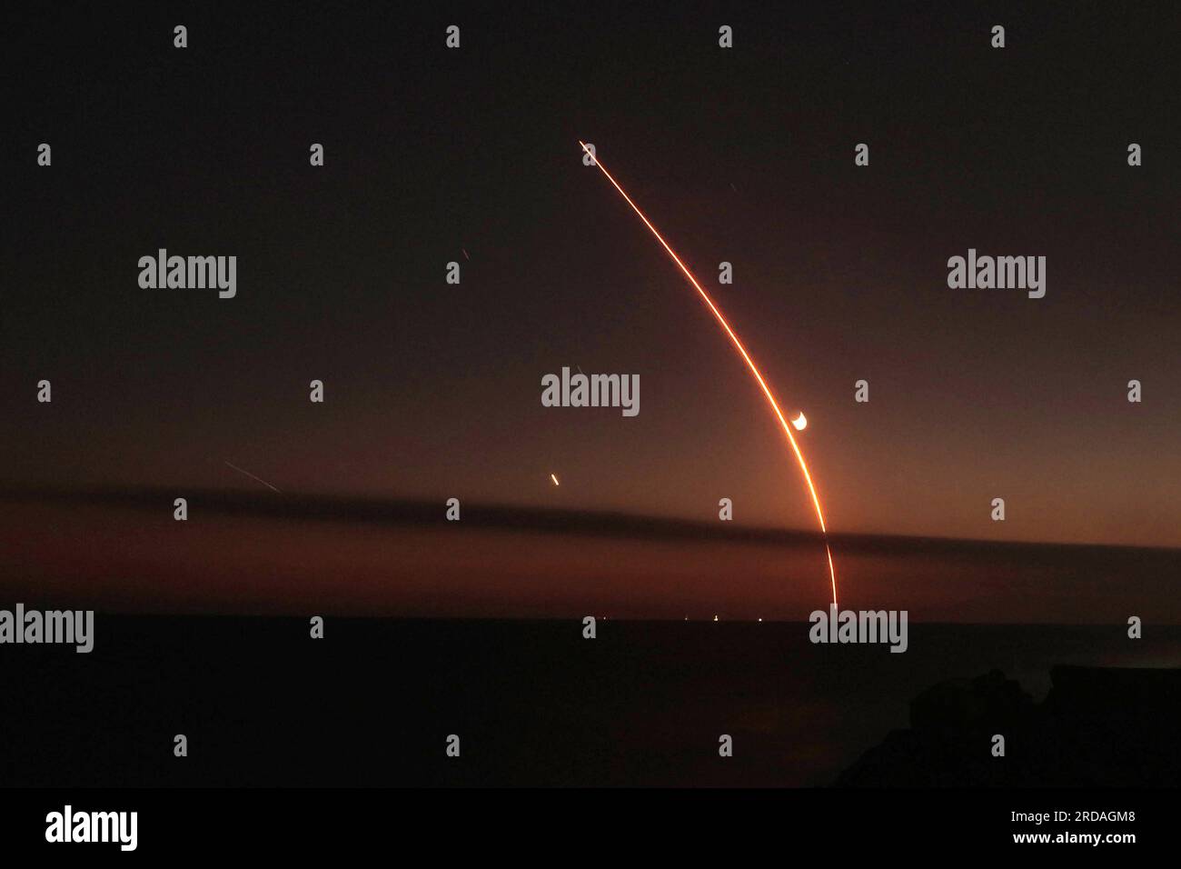 Une fusée SpaceX Falcon 9 est lancée avec 15 satellites Starlink sur orbite terrestre basse depuis le complexe spatial 4 est (SLC-4E) à la base spatiale Vandenberg, le mercredi 19 juillet 2023, à Lompoc, Etalonnage Banque D'Images