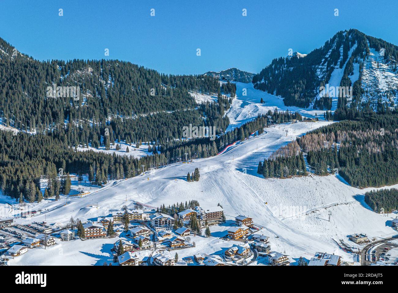 Vue aérienne du village hivernal Berwang dans la région touristique appelée Tiroler Zugspitz Arena Banque D'Images