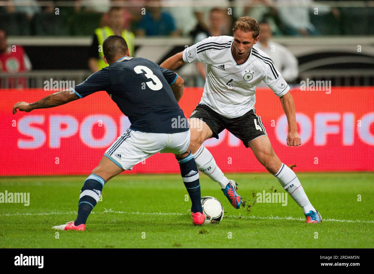 Benedikt Höwedes Aktion gegen Marcos Rojo Fußball Länderspiel Deutschland - Argentin 1:3, 15.8.2012 Banque D'Images