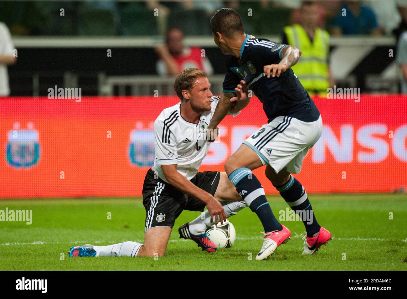 Benedikt Höwedes Aktion gegen Marcos Rojo Fußball Länderspiel Deutschland - Argentin 1:3, 15.8.2012 Banque D'Images