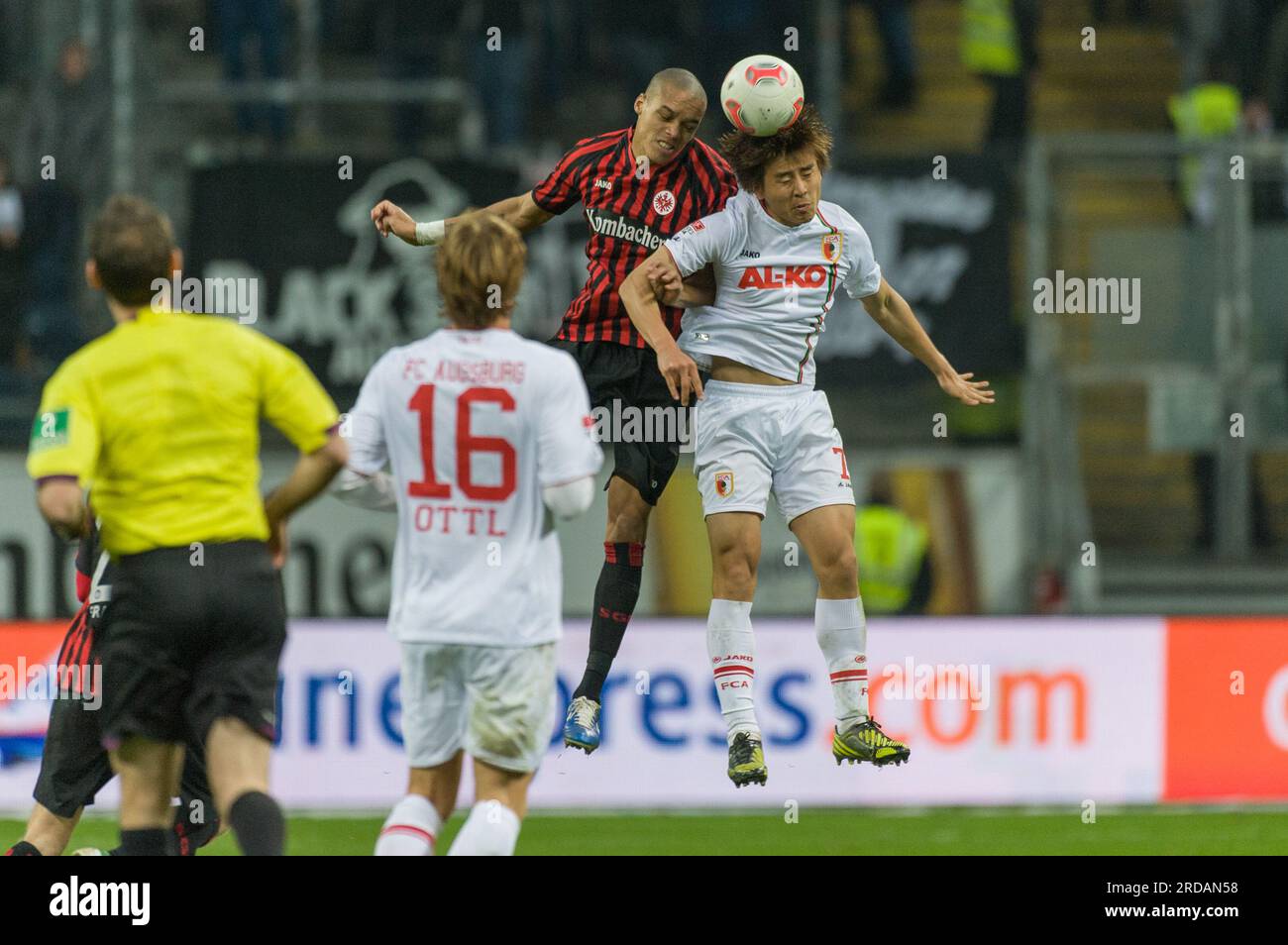 Anderson (23) Aktion gegen Koo, Ja-Cheol Fußball Bundesliga Eintracht Frankfurt - FC Augsburg 4:2 in Frankfurt, Deutschland am 17.11.2012 Banque D'Images