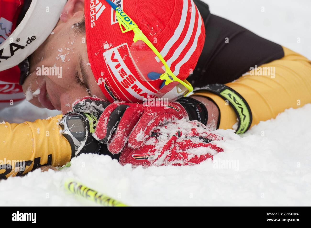 ARND Peiffer liegt erschöpft im Ziel Biathlon 10 km Sprint Der Herren am 20.1.2012 à Antholz Banque D'Images