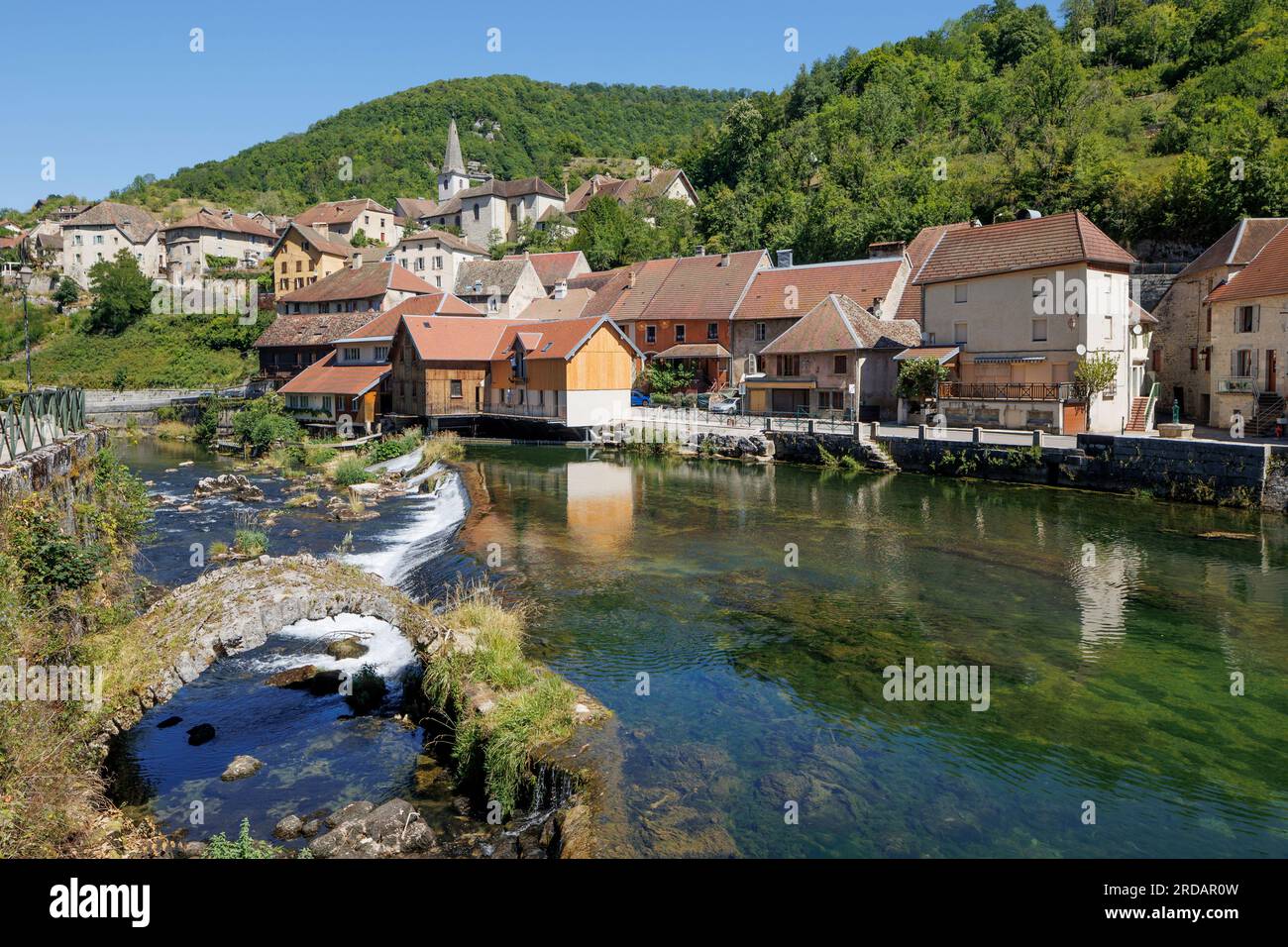 Rivière Loue coulant à travers Lods Besançon Doubs Bourgogne-Franche-Comté France Banque D'Images