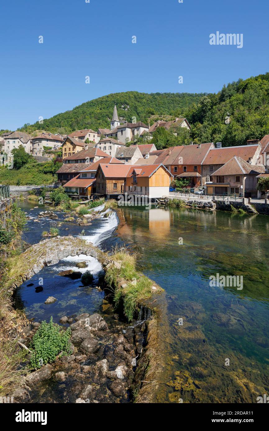Rivière Loue coulant à travers Lods Besançon Doubs Bourgogne-Franche-Comté France Banque D'Images