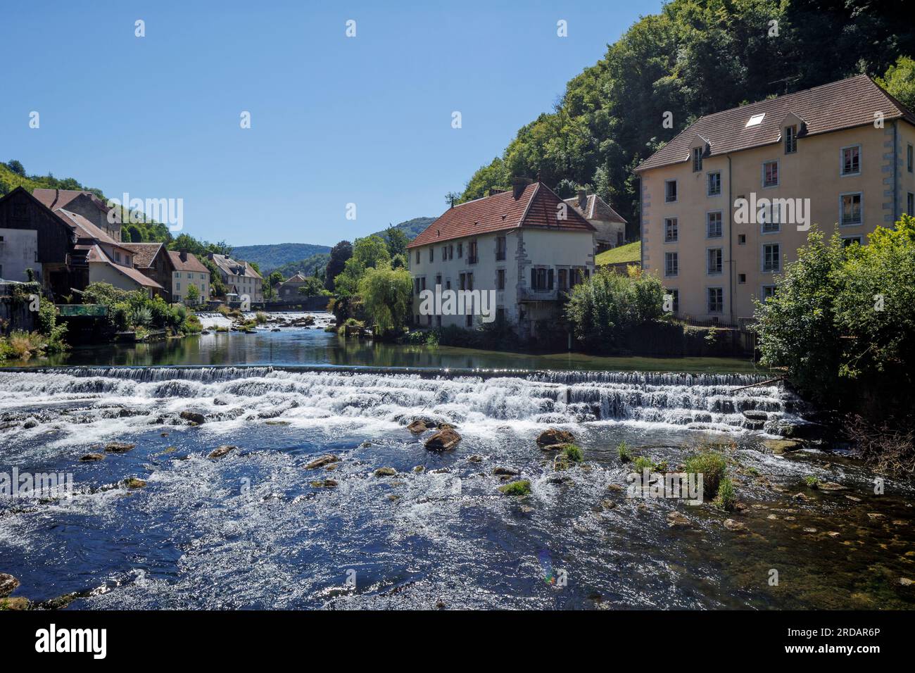 Rivière Loue coulant à travers Lods Besançon Doubs Bourgogne-Franche-Comté France Banque D'Images