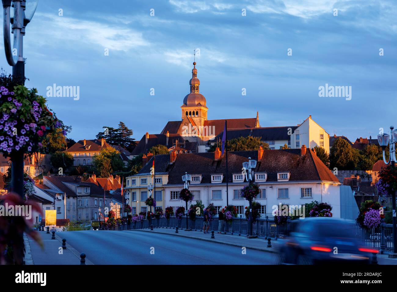 Lumière du soir sur Pont de Pierre et Basilique notre-Dame de Gray, Gray Vesoul haute-Saône Bourgogne-Franche-Comté France Banque D'Images
