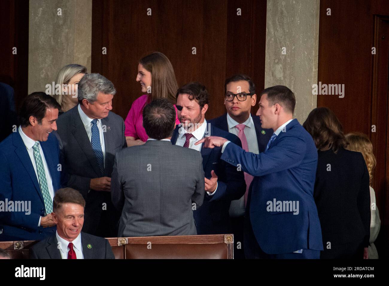 Washington, États-Unis d ' Amérique. 19 juillet 2023. Le représentant des États-Unis George Santos (Républicain de New York) lutte pour trouver un siège dans la chambre de la Chambre avant l'arrivée du président de l'État d'Israël Isaac Herzog lors d'une réunion conjointe du Congrès au Capitole des États-Unis à Washington, DC, mercredi 19 juillet 2023. Crédit : Rod Lamkey/CNP/Sipa USA crédit : SIPA USA/Alamy Live News Banque D'Images