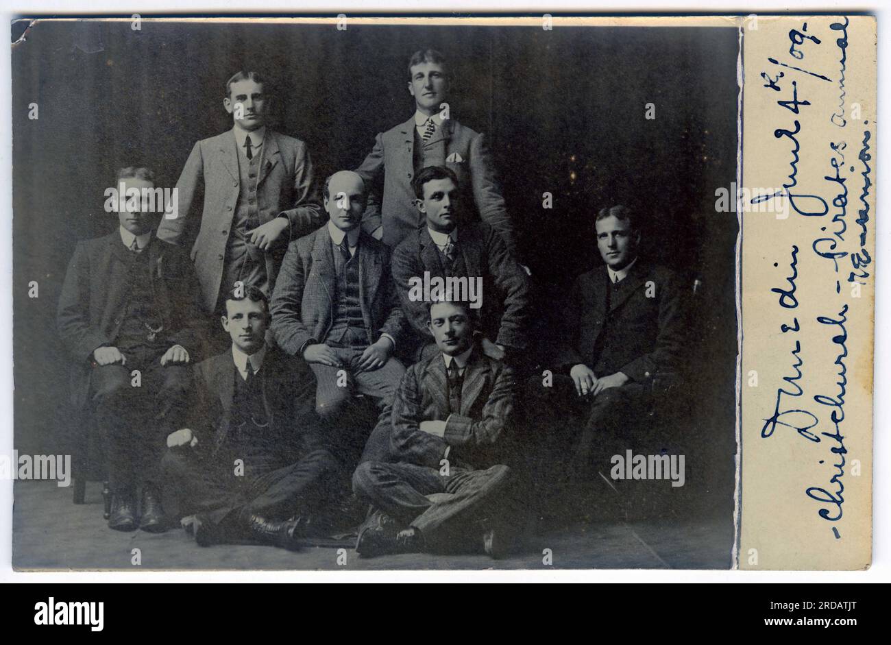 Photographie d'un groupe d'hommes lors d'une réunion de la distribution de Pirates de Penzance jouée à Dunedin, Nouvelle-Zélande, vers 1909 Banque D'Images