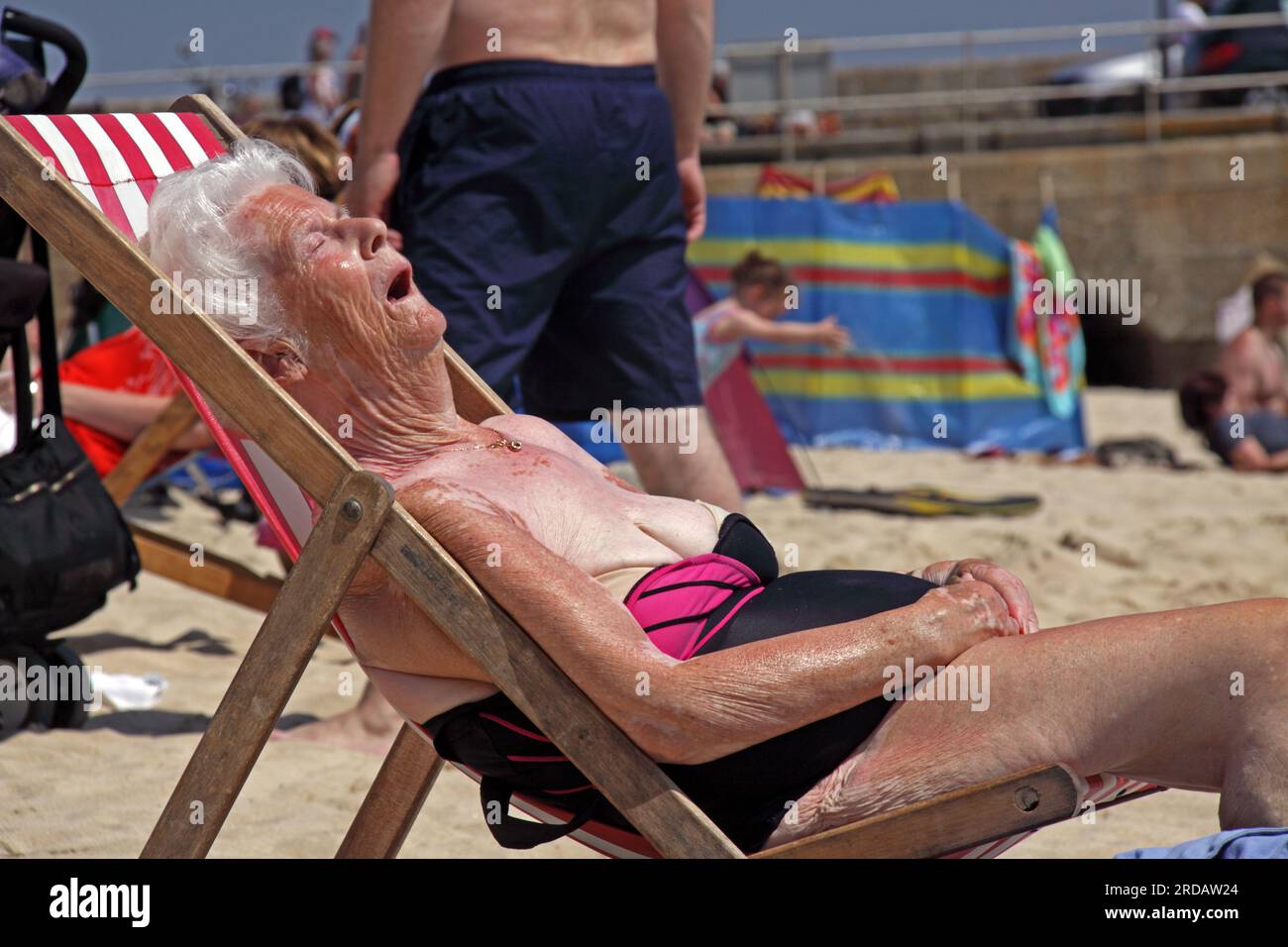 Profiter de la canicule de juin 2026 - Sunbather endormi attrapant des mouches sur la plage de St Ives, Cornwall, Kernow, South West England, Royaume-Uni, TR26 1LP Banque D'Images