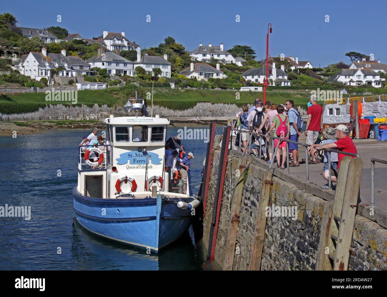 Embarquement sur le ferry St Mawes, Queen of Falmouth, dans la rivière FAL, Cornouailles, Angleterre du Sud-Ouest, Royaume-Uni, TR2 5DG Banque D'Images