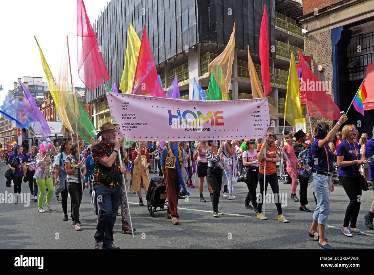 Home at Manchester Pride Festival parade, 36 Whitworth Street, Manchester, Angleterre, Royaume-Uni, M1 3NR Banque D'Images