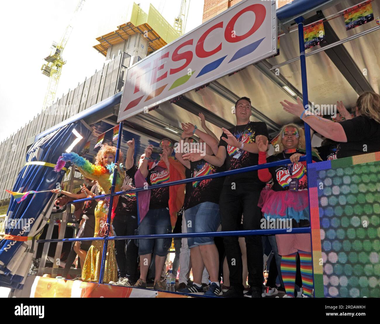 Supermarchés Tesco à Manchester Pride Festival parade, 36 Whitworth Street, Manchester, Angleterre, Royaume-Uni, M1 3NR Banque D'Images