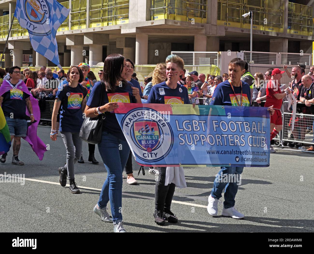MCFC Canal Street Blues Supporters Club au défilé du Manchester Pride Festival, 36 Whitworth Street, Manchester, Angleterre, Royaume-Uni, M1 3NR Banque D'Images